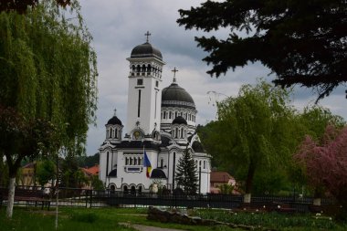 Bir ibadethane olan Roma Ortodoks Kilisesi naf odaklı doğu-batı şekline sahiptir ve bir veranda, narthex, nave, yuvarlak çan kulesi, yan maymunlar, sunak ve ikonostastan oluşur..