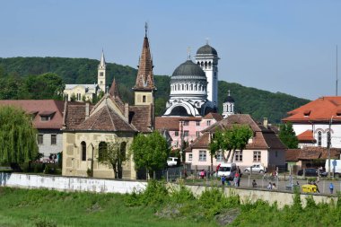 Bir ibadethane olan Roma Ortodoks Kilisesi naf odaklı doğu-batı şekline sahiptir ve bir veranda, narthex, nave, yuvarlak çan kulesi, yan maymunlar, sunak ve ikonostastan oluşur..