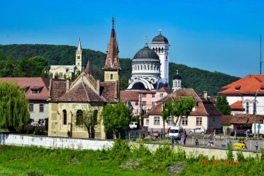 Bir ibadethane olan Roma Ortodoks Kilisesi naf odaklı doğu-batı şekline sahiptir ve bir veranda, narthex, nave, yuvarlak çan kulesi, yan maymunlar, sunak ve ikonostastan oluşur..
