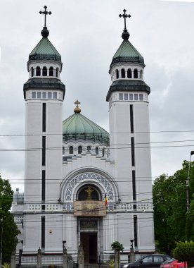 Bir ibadethane olan Roma Ortodoks Kilisesi naf odaklı doğu-batı şekline sahiptir ve bir veranda, narthex, nave, yuvarlak çan kulesi, yan maymunlar, sunak ve ikonostastan oluşur..