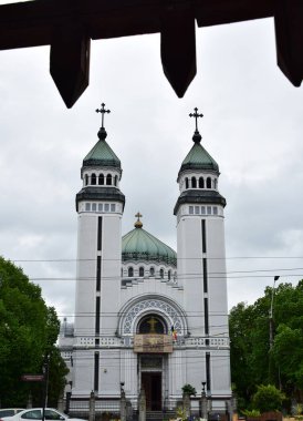 Bir ibadethane olan Roma Ortodoks Kilisesi naf odaklı doğu-batı şekline sahiptir ve bir veranda, narthex, nave, yuvarlak çan kulesi, yan maymunlar, sunak ve ikonostastan oluşur..