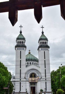 Bir ibadethane olan Roma Ortodoks Kilisesi naf odaklı doğu-batı şekline sahiptir ve bir veranda, narthex, nave, yuvarlak çan kulesi, yan maymunlar, sunak ve ikonostastan oluşur..