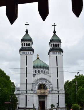 Bir ibadethane olan Roma Ortodoks Kilisesi naf odaklı doğu-batı şekline sahiptir ve bir veranda, narthex, nave, yuvarlak çan kulesi, yan maymunlar, sunak ve ikonostastan oluşur..