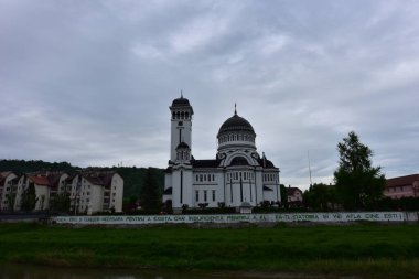 Bir ibadethane olan Roma Ortodoks Kilisesi naf odaklı doğu-batı şekline sahiptir ve bir veranda, narthex, nave, yuvarlak çan kulesi, yan maymunlar, sunak ve ikonostastan oluşur..