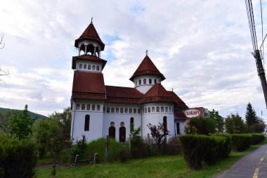 Bir ibadethane olan Roma Ortodoks Kilisesi naf odaklı doğu-batı şekline sahiptir ve bir veranda, narthex, nave, yuvarlak çan kulesi, yan maymunlar, sunak ve ikonostastan oluşur..