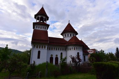 Bir ibadethane olan Roma Ortodoks Kilisesi naf odaklı doğu-batı şekline sahiptir ve bir veranda, narthex, nave, yuvarlak çan kulesi, yan maymunlar, sunak ve ikonostastan oluşur..