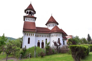 Bir ibadethane olan Roma Ortodoks Kilisesi naf odaklı doğu-batı şekline sahiptir ve bir veranda, narthex, nave, yuvarlak çan kulesi, yan maymunlar, sunak ve ikonostastan oluşur..
