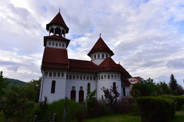 Bir ibadethane olan Roma Ortodoks Kilisesi naf odaklı doğu-batı şekline sahiptir ve bir veranda, narthex, nave, yuvarlak çan kulesi, yan maymunlar, sunak ve ikonostastan oluşur..