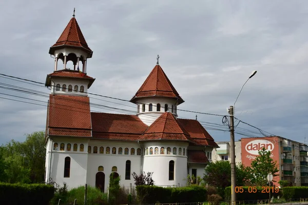 Bir ibadethane olan Roma Ortodoks Kilisesi naf odaklı doğu-batı şekline sahiptir ve bir veranda, narthex, nave, yuvarlak çan kulesi, yan maymunlar, sunak ve ikonostastan oluşur..
