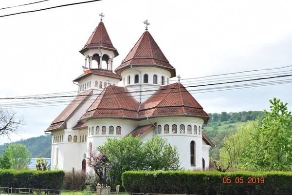 Bir ibadethane olan Roma Ortodoks Kilisesi naf odaklı doğu-batı şekline sahiptir ve bir veranda, narthex, nave, yuvarlak çan kulesi, yan maymunlar, sunak ve ikonostastan oluşur..