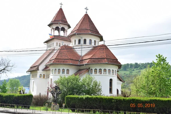 Bir ibadethane olan Roma Ortodoks Kilisesi naf odaklı doğu-batı şekline sahiptir ve bir veranda, narthex, nave, yuvarlak çan kulesi, yan maymunlar, sunak ve ikonostastan oluşur..