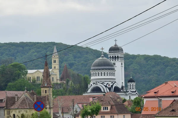 Bir ibadethane olan Roma Ortodoks Kilisesi naf odaklı doğu-batı şekline sahiptir ve bir veranda, narthex, nave, yuvarlak çan kulesi, yan maymunlar, sunak ve ikonostastan oluşur..
