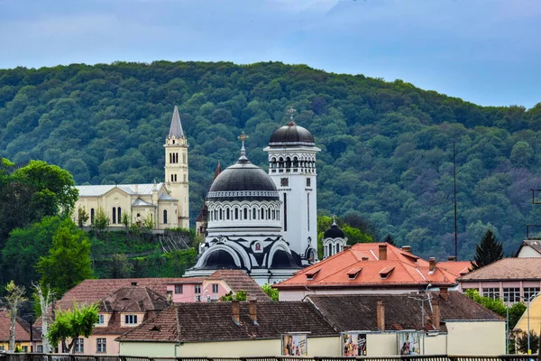Bir ibadethane olan Roma Ortodoks Kilisesi naf odaklı doğu-batı şekline sahiptir ve bir veranda, narthex, nave, yuvarlak çan kulesi, yan maymunlar, sunak ve ikonostastan oluşur..