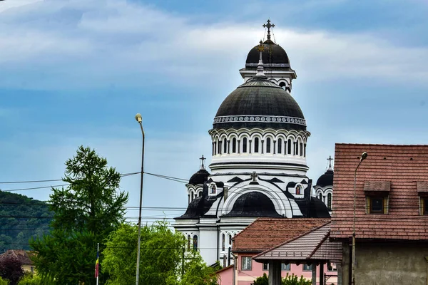 Bir ibadethane olan Roma Ortodoks Kilisesi naf odaklı doğu-batı şekline sahiptir ve bir veranda, narthex, nave, yuvarlak çan kulesi, yan maymunlar, sunak ve ikonostastan oluşur..