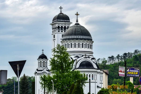 Bir ibadethane olan Roma Ortodoks Kilisesi naf odaklı doğu-batı şekline sahiptir ve bir veranda, narthex, nave, yuvarlak çan kulesi, yan maymunlar, sunak ve ikonostastan oluşur..