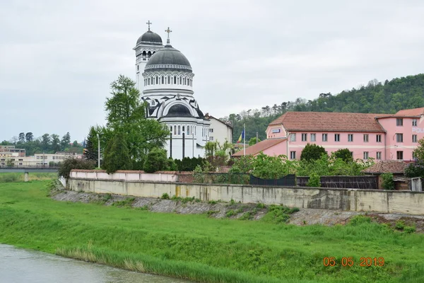Bir ibadethane olan Roma Ortodoks Kilisesi naf odaklı doğu-batı şekline sahiptir ve bir veranda, narthex, nave, yuvarlak çan kulesi, yan maymunlar, sunak ve ikonostastan oluşur..