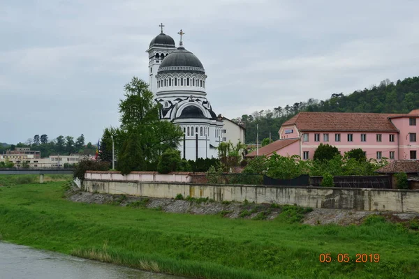 Bir ibadethane olan Roma Ortodoks Kilisesi naf odaklı doğu-batı şekline sahiptir ve bir veranda, narthex, nave, yuvarlak çan kulesi, yan maymunlar, sunak ve ikonostastan oluşur..