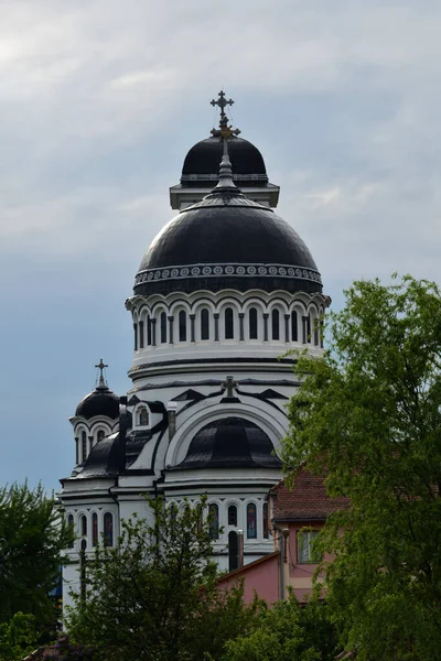 Bir ibadethane olan Roma Ortodoks Kilisesi naf odaklı doğu-batı şekline sahiptir ve bir veranda, narthex, nave, yuvarlak çan kulesi, yan maymunlar, sunak ve ikonostastan oluşur..