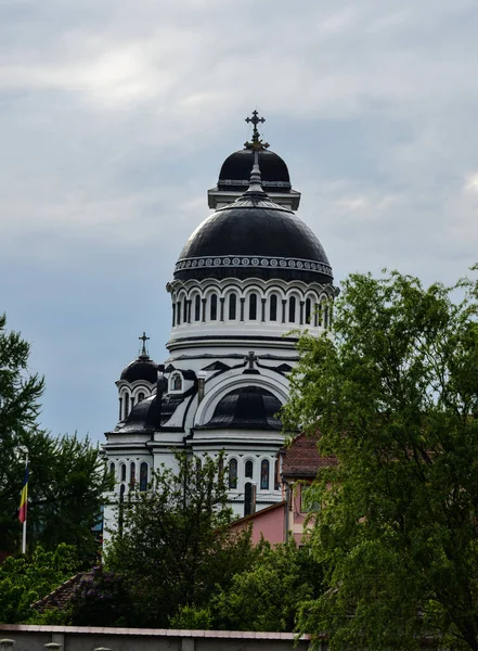 Bir ibadethane olan Roma Ortodoks Kilisesi naf odaklı doğu-batı şekline sahiptir ve bir veranda, narthex, nave, yuvarlak çan kulesi, yan maymunlar, sunak ve ikonostastan oluşur..