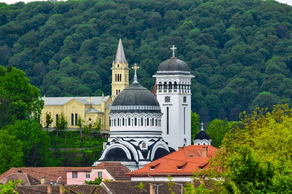 Bir ibadethane olan Roma Ortodoks Kilisesi naf odaklı doğu-batı şekline sahiptir ve bir veranda, narthex, nave, yuvarlak çan kulesi, yan maymunlar, sunak ve ikonostastan oluşur..