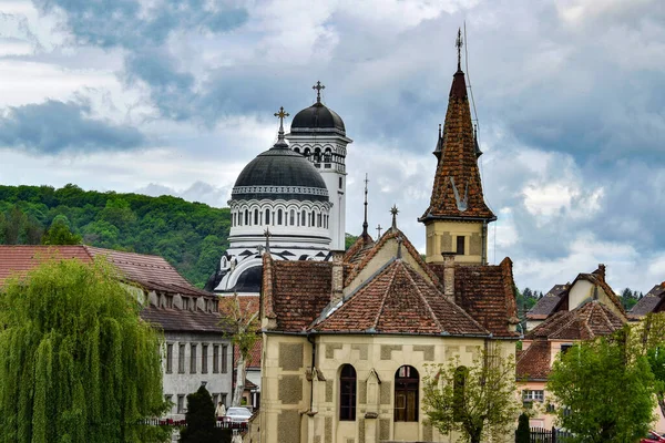 Bir ibadethane olan Roma Ortodoks Kilisesi naf odaklı doğu-batı şekline sahiptir ve bir veranda, narthex, nave, yuvarlak çan kulesi, yan maymunlar, sunak ve ikonostastan oluşur..