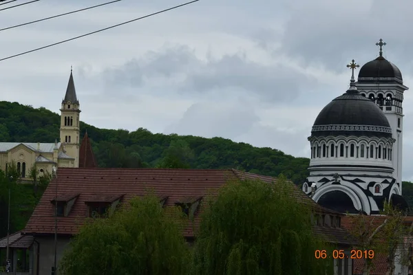 Bir ibadethane olan Roma Ortodoks Kilisesi naf odaklı doğu-batı şekline sahiptir ve bir veranda, narthex, nave, yuvarlak çan kulesi, yan maymunlar, sunak ve ikonostastan oluşur..
