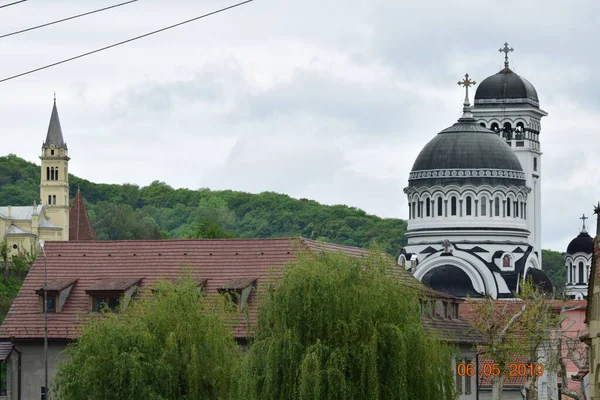 Bir ibadethane olan Roma Ortodoks Kilisesi naf odaklı doğu-batı şekline sahiptir ve bir veranda, narthex, nave, yuvarlak çan kulesi, yan maymunlar, sunak ve ikonostastan oluşur..