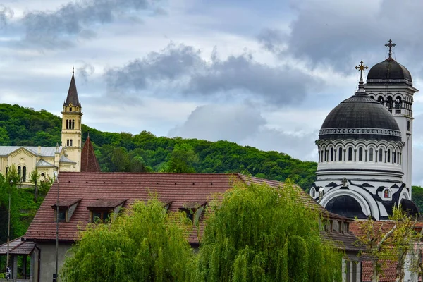 Bir ibadethane olan Roma Ortodoks Kilisesi naf odaklı doğu-batı şekline sahiptir ve bir veranda, narthex, nave, yuvarlak çan kulesi, yan maymunlar, sunak ve ikonostastan oluşur..