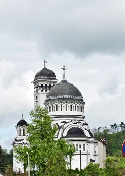 Bir ibadethane olan Roma Ortodoks Kilisesi naf odaklı doğu-batı şekline sahiptir ve bir veranda, narthex, nave, yuvarlak çan kulesi, yan maymunlar, sunak ve ikonostastan oluşur..