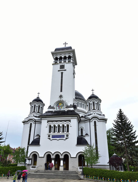 The Roman Orthodox Church, a place of worship, has the shape of a nave oriented east-west and is composed of a porch, narthex, nave, round bell tower, side apses, altar and iconostasis.