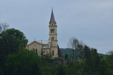 Sighisoara Kalesi 'ndeki Katolik kilisesi İtalyan mimarisinden esinlenerek dekoratif kemerler, Roma rozetleri, çan kulesi ve kabartmalı dikdörtgenli dış alçıdan esinlenilerek seçici bir tarzda inşa edilmiştir.