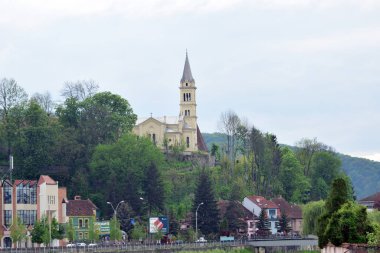 Sighisoara Kalesi 'ndeki Katolik kilisesi İtalyan mimarisinden esinlenerek dekoratif kemerler, Roma rozetleri, çan kulesi ve kabartmalı dikdörtgenli dış alçıdan esinlenilerek seçici bir tarzda inşa edilmiştir.