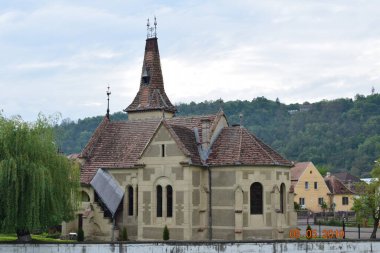 Sighisoara Kalesi 'ndeki Katolik kilisesi İtalyan mimarisinden esinlenerek dekoratif kemerler, Roma rozetleri, çan kulesi ve kabartmalı dikdörtgenli dış alçıdan esinlenilerek seçici bir tarzda inşa edilmiştir.