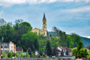 Sighisoara Kalesi 'ndeki Katolik kilisesi İtalyan mimarisinden esinlenerek dekoratif kemerler, Roma rozetleri, çan kulesi ve kabartmalı dikdörtgenli dış alçıdan esinlenilerek seçici bir tarzda inşa edilmiştir.
