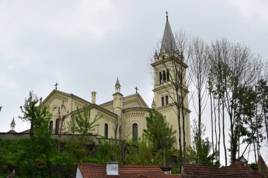 Sighisoara Kalesi 'ndeki Katolik kilisesi İtalyan mimarisinden esinlenerek dekoratif kemerler, Roma rozetleri, çan kulesi ve kabartmalı dikdörtgenli dış alçıdan esinlenilerek seçici bir tarzda inşa edilmiştir.
