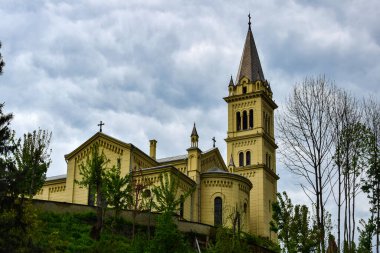 Sighisoara Kalesi 'ndeki Katolik kilisesi İtalyan mimarisinden esinlenerek dekoratif kemerler, Roma rozetleri, çan kulesi ve kabartmalı dikdörtgenli dış alçıdan esinlenilerek seçici bir tarzda inşa edilmiştir.