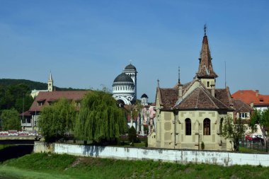 Sighisoara Kalesi 'ndeki Katolik kilisesi İtalyan mimarisinden esinlenerek dekoratif kemerler, Roma rozetleri, çan kulesi ve kabartmalı dikdörtgenli dış alçıdan esinlenilerek seçici bir tarzda inşa edilmiştir.