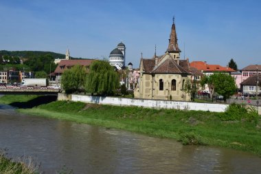 Sighisoara Kalesi 'ndeki Katolik kilisesi İtalyan mimarisinden esinlenerek dekoratif kemerler, Roma rozetleri, çan kulesi ve kabartmalı dikdörtgenli dış alçıdan esinlenilerek seçici bir tarzda inşa edilmiştir.