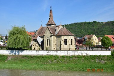 Sighisoara Kalesi 'ndeki Katolik kilisesi İtalyan mimarisinden esinlenerek dekoratif kemerler, Roma rozetleri, çan kulesi ve kabartmalı dikdörtgenli dış alçıdan esinlenilerek seçici bir tarzda inşa edilmiştir.