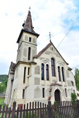 Sighisoara Kalesi 'ndeki Katolik kilisesi İtalyan mimarisinden esinlenerek dekoratif kemerler, Roma rozetleri, çan kulesi ve kabartmalı dikdörtgenli dış alçıdan esinlenilerek seçici bir tarzda inşa edilmiştir.