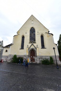 Sighisoara Kalesi 'ndeki Katolik kilisesi İtalyan mimarisinden esinlenerek dekoratif kemerler, Roma rozetleri, çan kulesi ve kabartmalı dikdörtgenli dış alçıdan esinlenilerek seçici bir tarzda inşa edilmiştir.