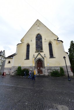 Sighisoara Kalesi 'ndeki Katolik kilisesi İtalyan mimarisinden esinlenerek dekoratif kemerler, Roma rozetleri, çan kulesi ve kabartmalı dikdörtgenli dış alçıdan esinlenilerek seçici bir tarzda inşa edilmiştir.