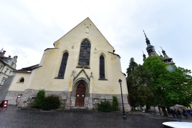 Sighisoara Kalesi 'ndeki Katolik kilisesi İtalyan mimarisinden esinlenerek dekoratif kemerler, Roma rozetleri, çan kulesi ve kabartmalı dikdörtgenli dış alçıdan esinlenilerek seçici bir tarzda inşa edilmiştir.