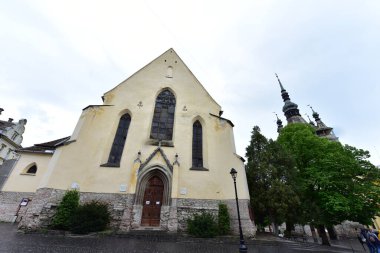 Sighisoara Kalesi 'ndeki Katolik kilisesi İtalyan mimarisinden esinlenerek dekoratif kemerler, Roma rozetleri, çan kulesi ve kabartmalı dikdörtgenli dış alçıdan esinlenilerek seçici bir tarzda inşa edilmiştir.