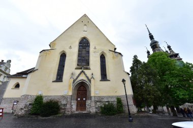Sighisoara Kalesi 'ndeki Katolik kilisesi İtalyan mimarisinden esinlenerek dekoratif kemerler, Roma rozetleri, çan kulesi ve kabartmalı dikdörtgenli dış alçıdan esinlenilerek seçici bir tarzda inşa edilmiştir.