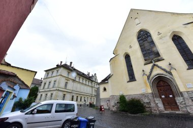 Sighisoara Kalesi 'ndeki Katolik kilisesi İtalyan mimarisinden esinlenerek dekoratif kemerler, Roma rozetleri, çan kulesi ve kabartmalı dikdörtgenli dış alçıdan esinlenilerek seçici bir tarzda inşa edilmiştir.
