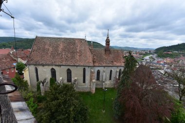 Sighisoara Kalesi 'ndeki Katolik kilisesi İtalyan mimarisinden esinlenerek dekoratif kemerler, Roma rozetleri, çan kulesi ve kabartmalı dikdörtgenli dış alçıdan esinlenilerek seçici bir tarzda inşa edilmiştir.