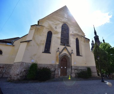 Sighisoara Kalesi 'ndeki Katolik kilisesi İtalyan mimarisinden esinlenerek dekoratif kemerler, Roma rozetleri, çan kulesi ve kabartmalı dikdörtgenli dış alçıdan esinlenilerek seçici bir tarzda inşa edilmiştir.
