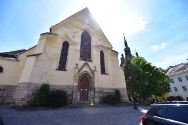 Sighisoara Kalesi 'ndeki Katolik kilisesi İtalyan mimarisinden esinlenerek dekoratif kemerler, Roma rozetleri, çan kulesi ve kabartmalı dikdörtgenli dış alçıdan esinlenilerek seçici bir tarzda inşa edilmiştir.
