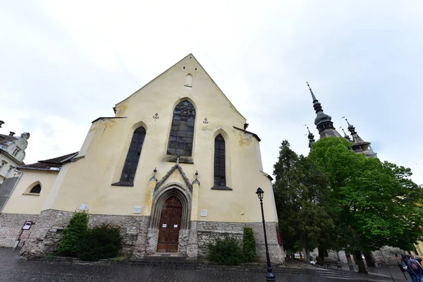 Sighisoara Kalesi 'ndeki Katolik kilisesi İtalyan mimarisinden esinlenerek dekoratif kemerler, Roma rozetleri, çan kulesi ve kabartmalı dikdörtgenli dış alçıdan esinlenilerek seçici bir tarzda inşa edilmiştir.